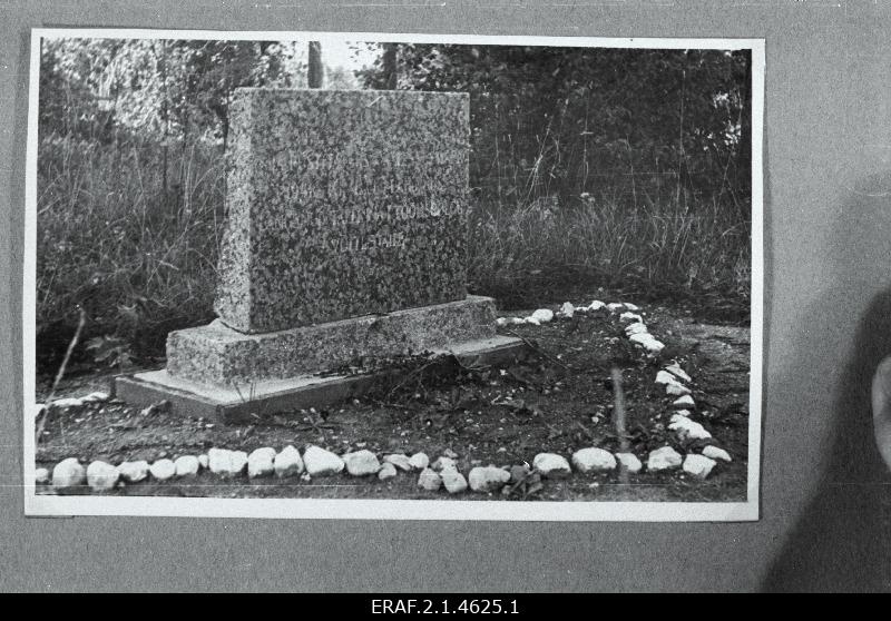 Mälestusmärk, mis on püstitatud Kiviloo-Perila lahingutandrile, kus Viljandi hävituspataljoni võitlejad võtsid osa Tallinna kaitsmisest 1941.a.
