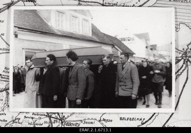 Kaarepere valla komsorgi Kalju Veberi matused. Mõrvatud 31. aprill 1945.