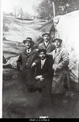 Revolutsioonilise liikumise tegelane August Pihlap (vasakul), Audru vallavanem Siitam (ees) ja kaks tundmatut kaaslast.  duplicate photo