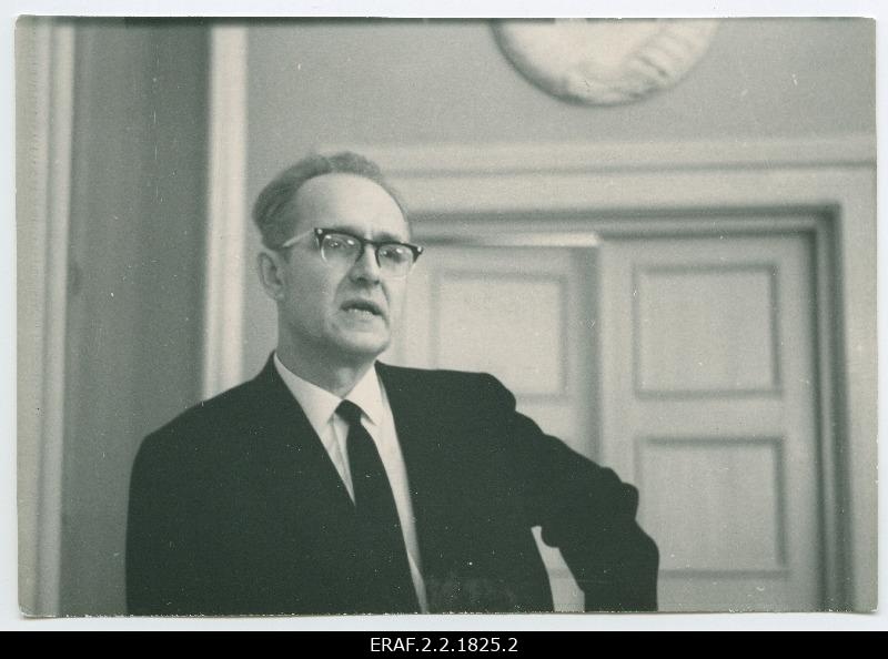 Elmar Kuld, oli 1946-1947 ELKNÜ Viljandimaa Komitee 1. sekretär. Kõnelemas Viljandis komsomoliveteranide kokkutulekul 1967.a