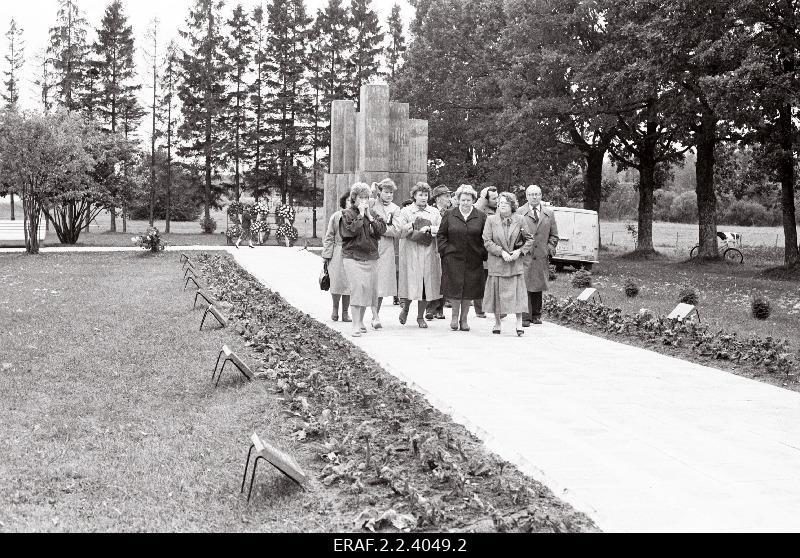 Noorte rahuretke Valga-Viljandi-Paide-Türi raames toimunud lillede asetamine sõjas langenute haudadele