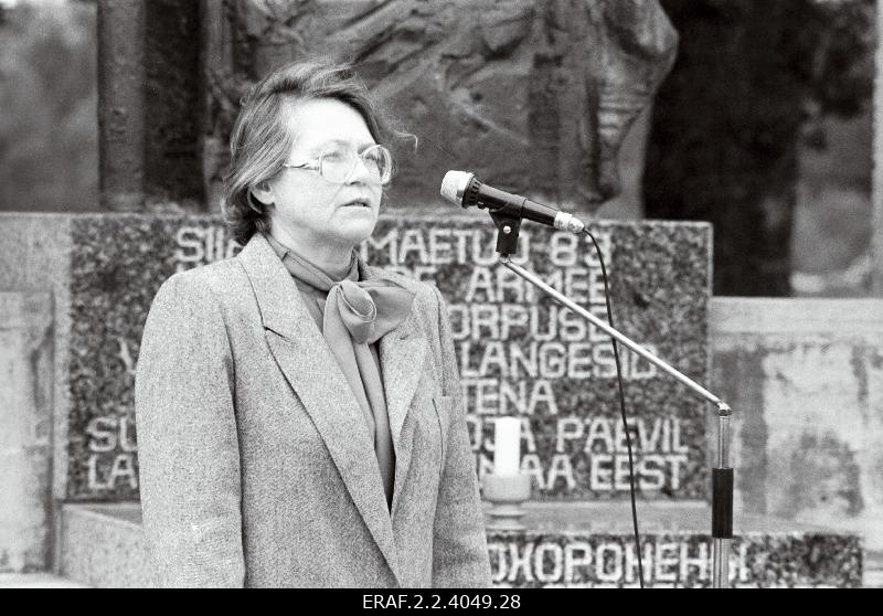 Noorte rahuretke Valga-Viljandi-Paide-Türi raames toimunud lillede asetamine sõjas langenute haudadele. Kõneleb tundmatu esineja