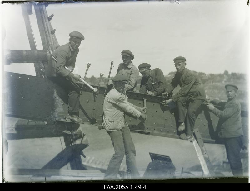 Töömehed kinnitamas ehitusjärgus Narva raudtesilla konstruktsioone