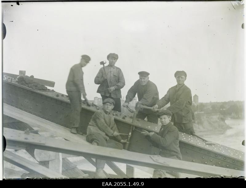 Töölised kinnitamas ehitusjärgus Narva raudteesilla konstruktsioone