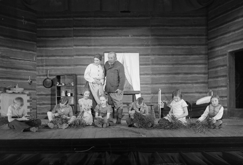 foto, Parikas, Väike inglike, alusteos - V. Baum, Estonia, 1936, Leo Maaten – Albert Üksip, Anijärv – Hugo Laur, Jüri Sotnik – Arnold Vaino, Mikk Mihkelson – Kaarel Karm, Johanna Maaten – Marje Parikas, Camilla – Netty Pinna