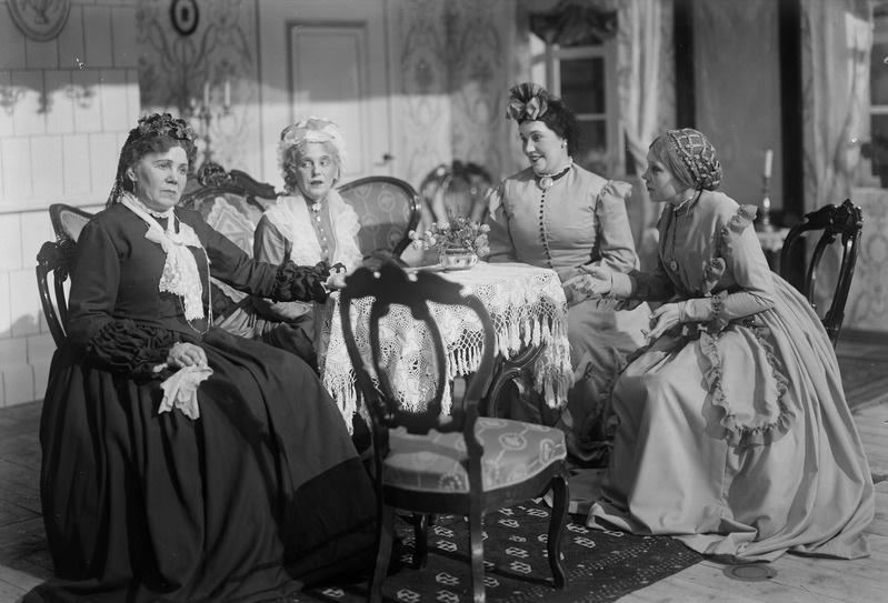 foto, Parikas, Lauluisa ja kirjaneitsi, Estonia, 1936, osades - Doktoriprouva – Betty Kuuskemaa, Pürjemeistri prouva – Netty Pinna, Pekkermeistri prouva – Valentine Kask, preili Nicopensias – Hilda Gleser