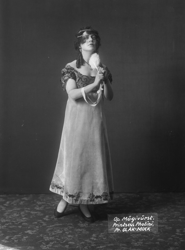 Foto, negatiiv, Olga Mikk-Krull, Photini pritsessi osas, Franz Lehari operett, Mägivürst, Estonia, 1920