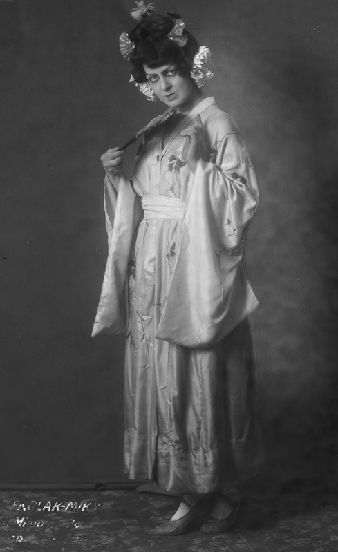 Foto, negatiiv, Olga Mikk-Krull, Mimosa San: ülemgeisha ja lauljanna teemajas, S. Jonesi operett, Geisha ehk huvitav juhtumine Jaapani teemajas, Estonia, 1920