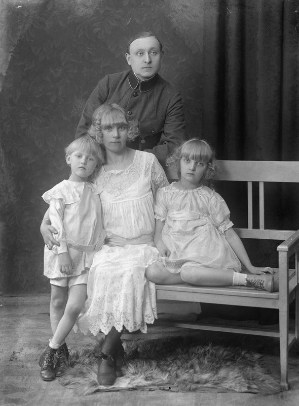 foto, Parikas, Paul Pinna perekond ca 1910 - naine Netty Pinna, tütar Signe Pinna ning poeg paul Pilnna jr.