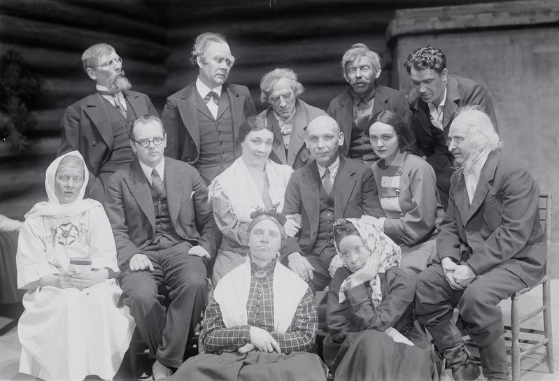 Pilveristi, Estonia, 1934, grupipilt,  1. rida - 1. Meta Luts, 3. Valentina Kask, alusteose autor - August Tamman, Marje Parikas, Valdur Tohera, ees - Lydia Sepa, Lydia Viidas, taga - Ants Lauter, Arnold Vaino, Eduard Tinn, Juhan Tõnopa, Kaarel Karu