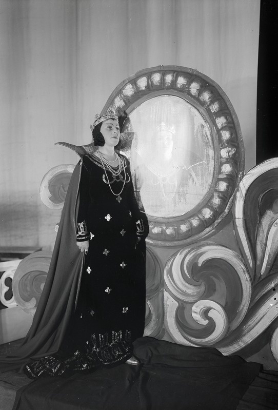 Lumivalgeke ja 7 pöialpoissi, Estonia, 1939, osades - Kuninganna - Albina Kausi