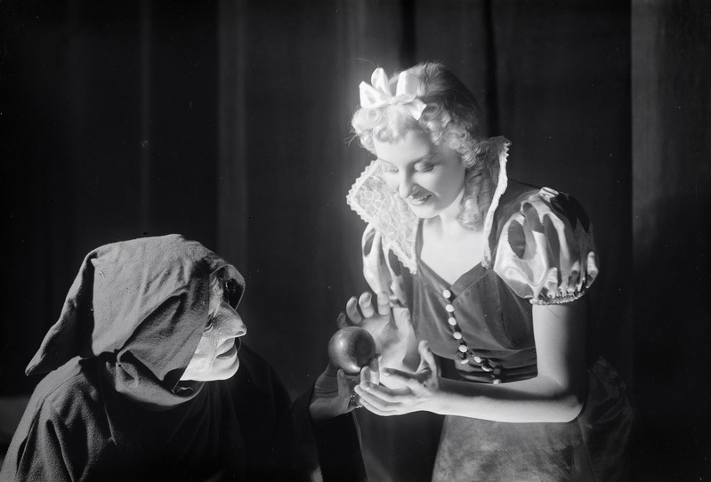 Lumivalgeke ja 7 pöialpoissi, Estonia, 1939, osades - Õukondlane - Ants Jõgi, Lumivalgeke - Mari Kamp