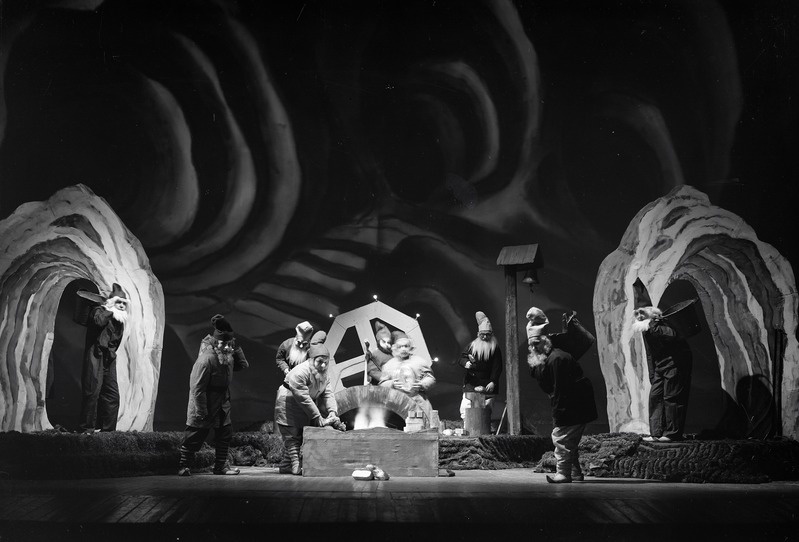 Lumivalgeke ja 7 pöialpoissi, Estonia, 1939, stseen etendusest