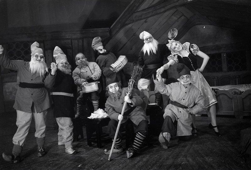 Lumivalgeke ja 7 pöialpoissi, Estonia, 1939, osades - Lumivalgeke - Mari Kamp