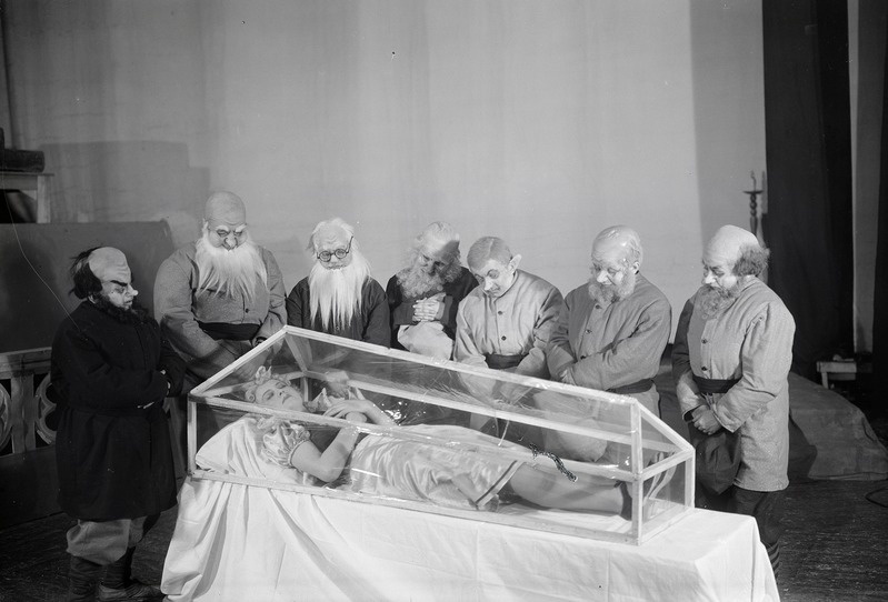 Lumivalgeke ja 7 pöialpoissi, Estonia, 1939, osades - Lumivalgeke - Mari Kamp