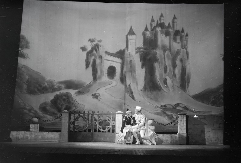 Lumivalgeke ja 7 pöialpoissi, Estonia, 1939, osades - Lumivalgeke - Mari Kamp, Kuningapoeg - Enn Raivo