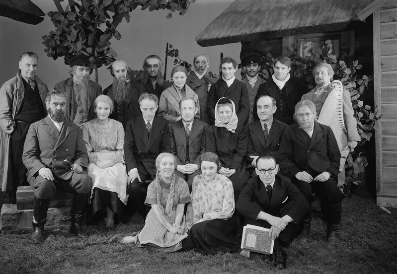 Andres ja Pearu, Estonia, 1938, etenduse tegelaskond - Reet Aarmaa, Mare Leet, I rida - Sergius Lipp, Els Vaarman, Paul Olak, A. H. Tammsaare, Meta Luts, Andres Särev, Hugo Laur, II rida - Ants Lauter, määramata isik, Albert Üksip, Jüri Koger, Marje Parikas, Alfred Sällik, Teet Koppel, Hugo Sutt, Kaarel Karm, määramata isik