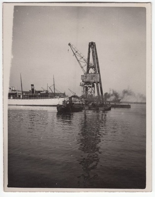 Transfer of the crane from the western mouth of the Old Port of Tallinn to the elephant, steam engineer "Loots"  duplicate photo