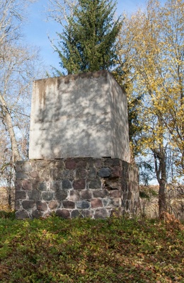 Uusna mõisa tuulegeneraatoriga kaevu alumine maakividest osa rephoto