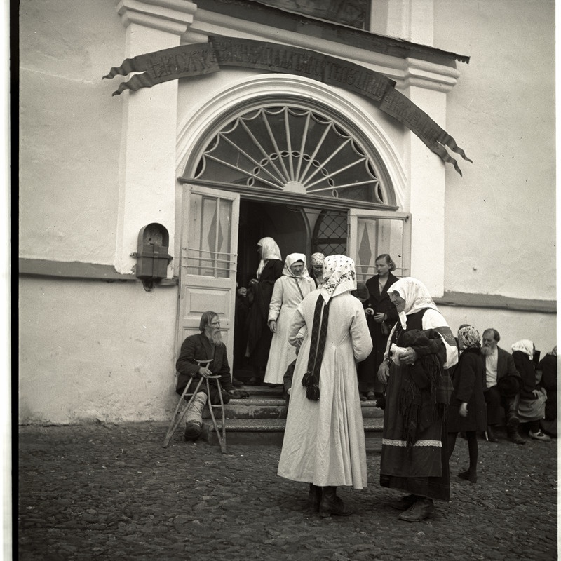 Petseri, inimesed peakiriku peasissepääsu juures.