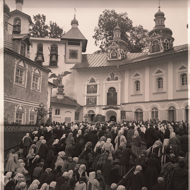 Petseri, rahvamurd ristikäigul.