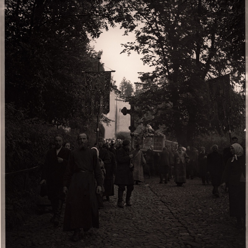 Petseri, rahvamurd ristikäigul.