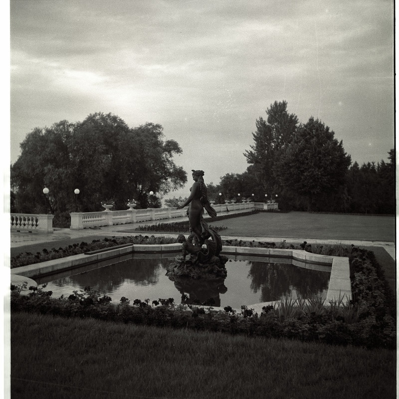 Oru, skulptuur terrassil olevas basseinis.