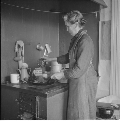 Carl Sarapi ema teeb süüa  similar photo