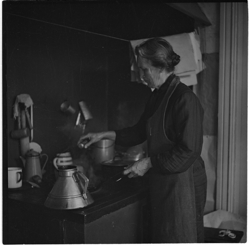 Carl Sarapi ema teeb süüa