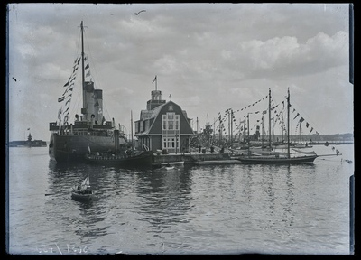 Eestimaa Merejahtklubi Tallinna sadamas, vasakul jäämurdja "Jermak"  similar photo