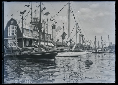 Eestimaa Merejahtklubi Tallinna sadamas, taga jäämurdja "Jermak"  similar photo