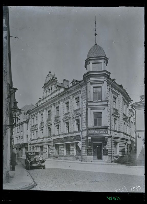 Tallinn. Hoone Suur-Karja ja Müürivahe tänavate nurgal. Hoonel silt: Kodumaa vabrikute Riidekauplus.