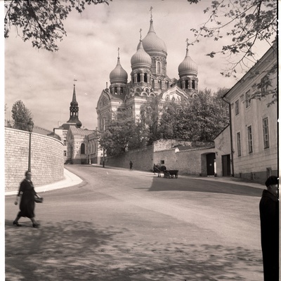 Tallinn, vaade Falgi ja Komandandi ja Kaarli tänava ristumiskohalt Aleksander Nevski katedraalile.  similar photo