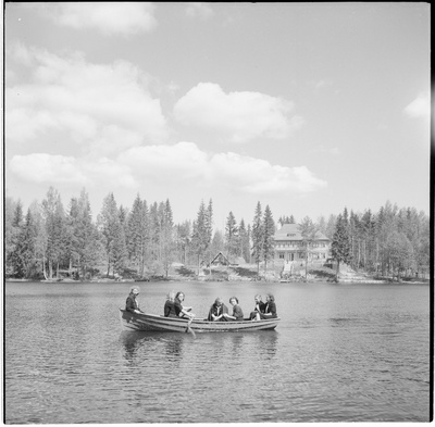 Inimesed paadis Nelijärvel  similar photo