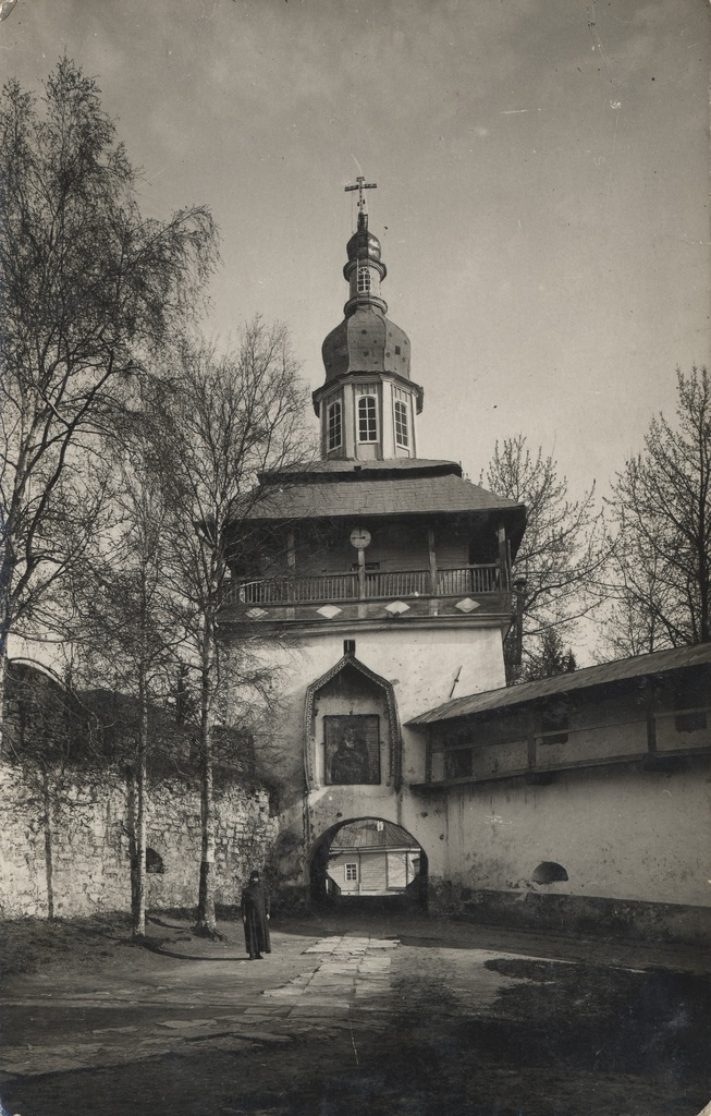 [petcer monastery gate]