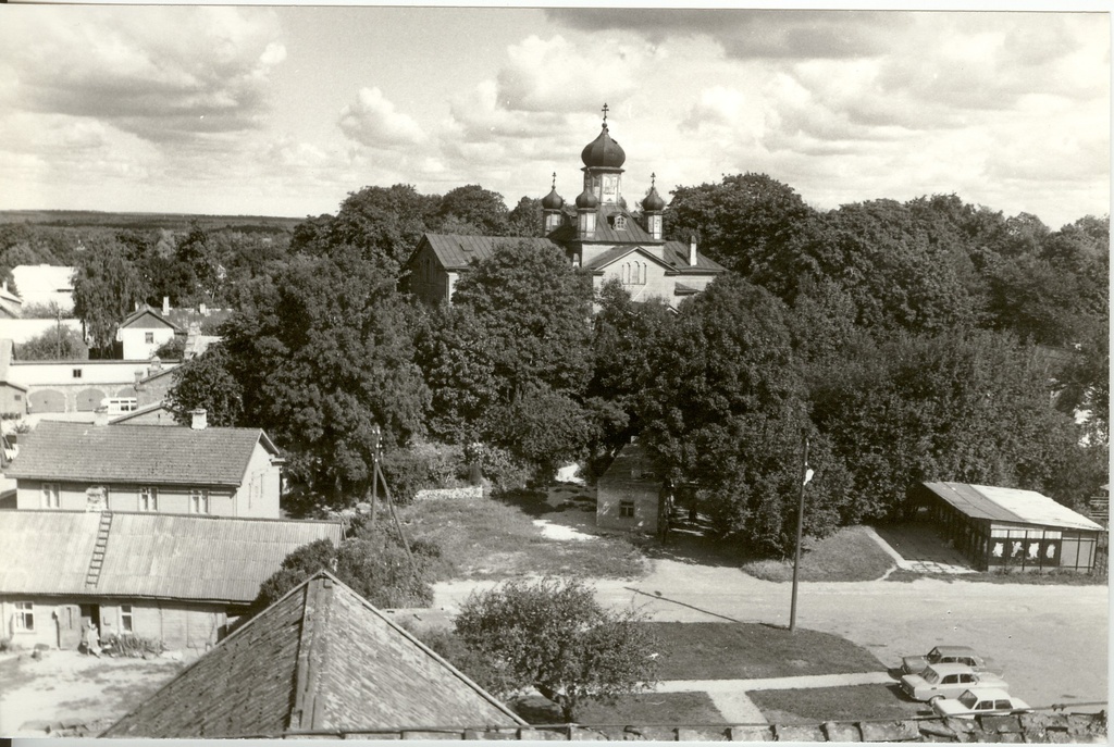 foto, vaade Paide Posti tänavale ja Vene kirikule Vallimäel 1983.a.