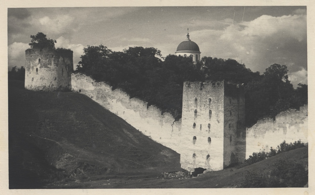 [the wall of the monastery of Peterser]