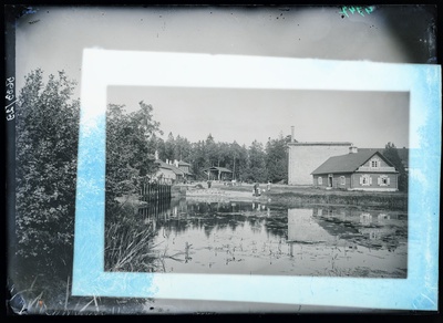 Vaade paisule, jõe ääres olevatele hoonetele  similar photo