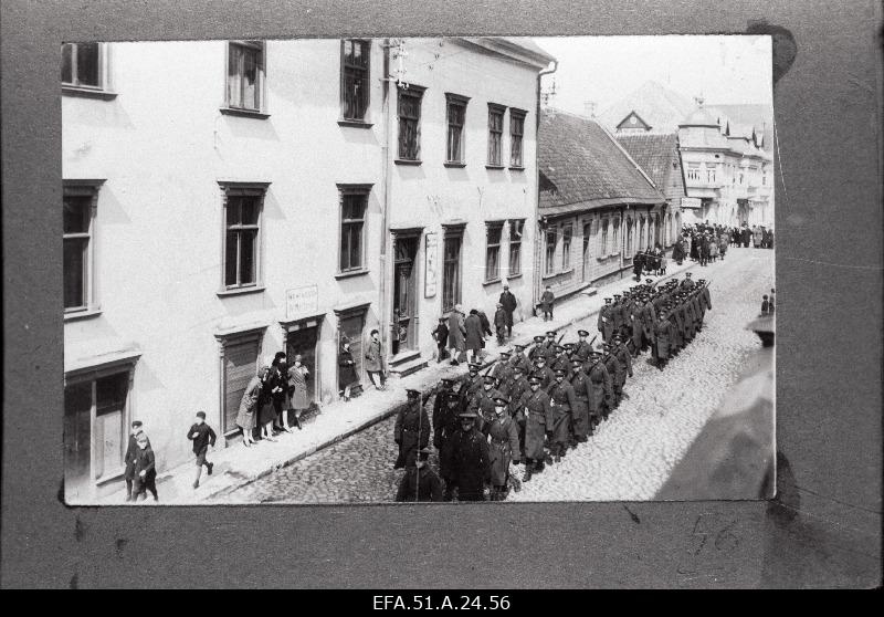 6. Jalaväerügement suundumas paraadile.