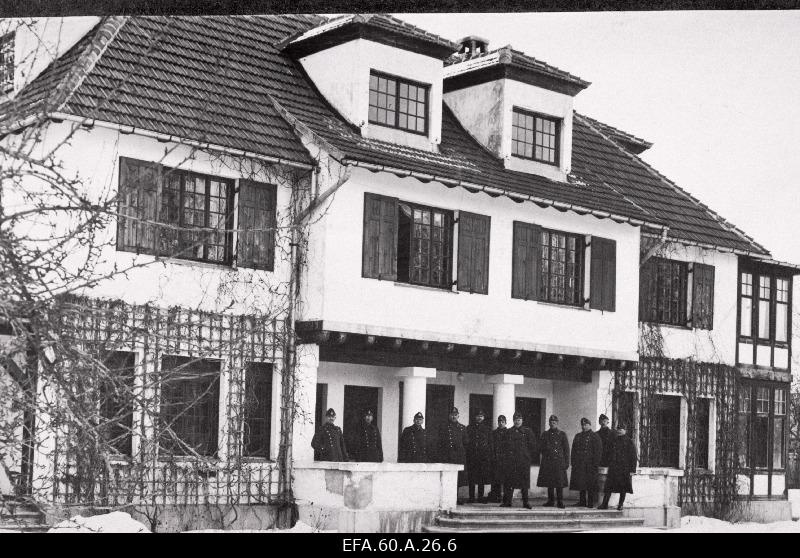 6. Jalaväerügemendi staabihoone trepil (vasakult): 4. 6. Jalaväerügemendi ülem kolonel E. Rosenberg, 7. 3. Diviisi ülem kindralmajor Aleksander Tõnisson, 8. kolonelleitnant Verner Trossi, 9. major R. Riives.