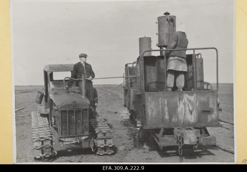 Traktori tankimine kütusega Tootsi Turbabriketi Kombinaadi turbaväljal.