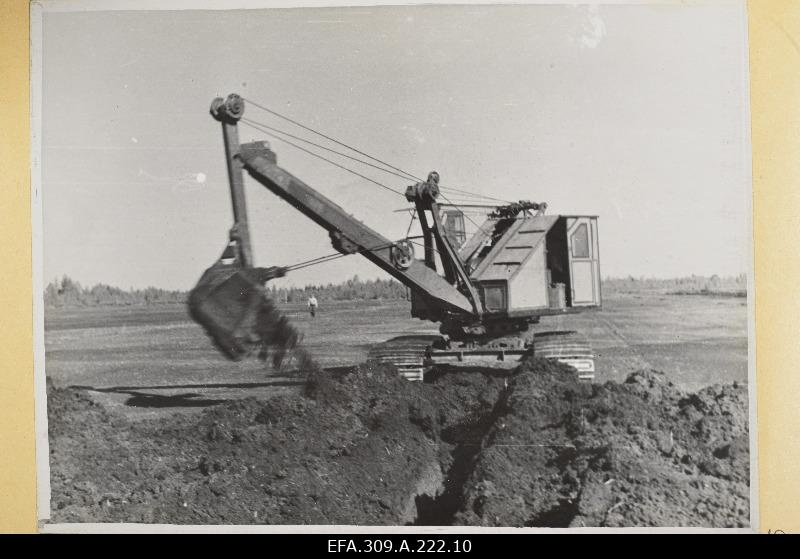 Kraavikave ekskavaator E-351 Tootsi Turbabriketi Kombinaadi turbaväljal.