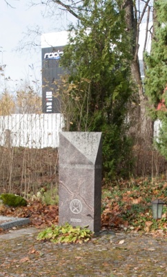 foto, (Eesti 1.) metsavendade mälestussamba avamine, Viljandi, Pauluse kiriku kalmistu, 1997, foto L. Kadalipp rephoto