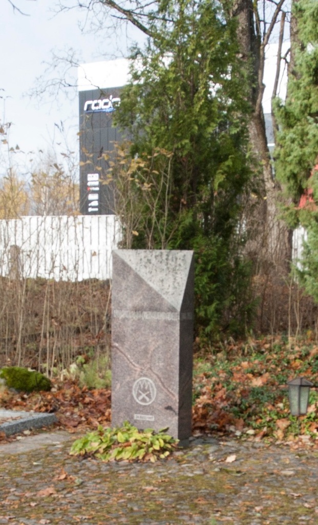 foto, (Eesti 1.) metsavendade mälestussamba avamine, Viljandi, Pauluse kiriku kalmistu, 1997, foto L. Kadalipp rephoto