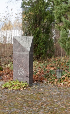 foto, (Eesti 1.) metsavendade mälestussamba avamine, Viljandi, Pauluse kiriku kalmistu, E.Piir, 1997, foto L. Kadalipp rephoto