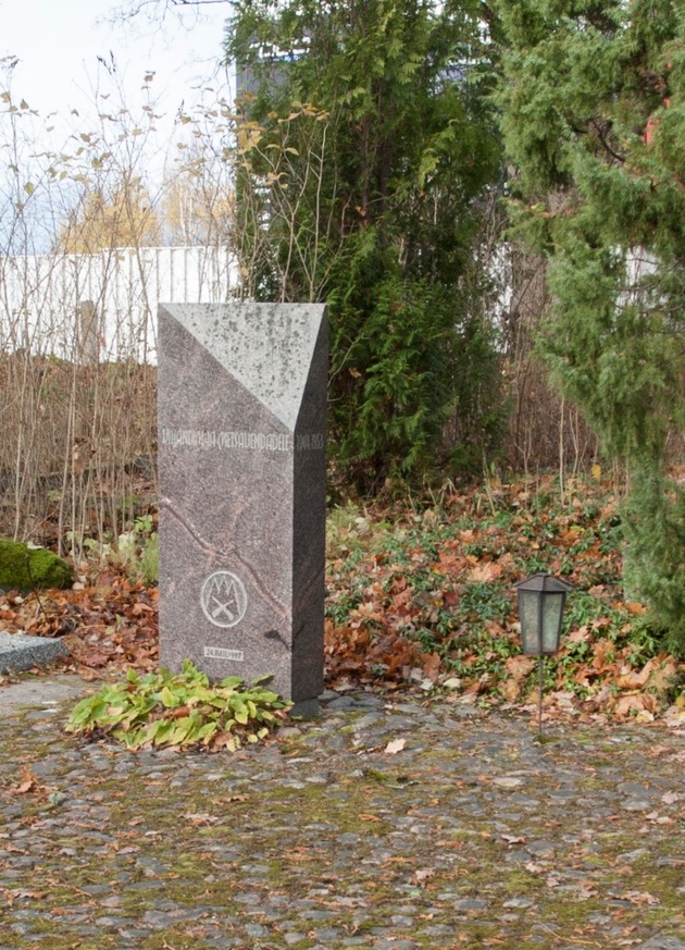foto, (Eesti 1.) metsavendade mälestussamba avamine, Viljandi, Pauluse kiriku kalmistu, E.Piir, 1997, foto L. Kadalipp rephoto
