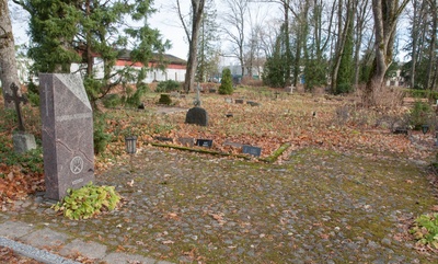 foto, (Eesti 1.) metsavendade mälestussamba avamine, Viljandi, Pauluse kiriku kalmistu, J.Pihlak, 1997, foto L. Kadalipp rephoto