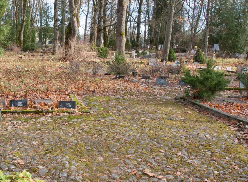 foto, (Eesti 1.) metsavendade mälestussamba avamine, Viljandi, Pauluse kiriku kalmistu, Ü.Stöör, 1997, foto L. Kadalipp rephoto