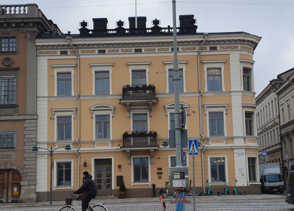 Pohjoisesplanadi 5, Lampan talo, julkisivu. Kuvaa retusoitu, lisätty tussilla vihreä köynnös talon oven yläpuolelle, sekä kyltti G. F. Stockmann. rephoto