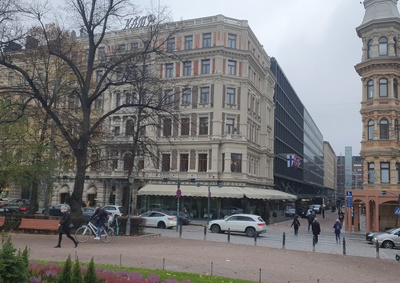 Hotelli Kämp, Pohjoisesplanadi 29. oikealla Kluuvikatu. rephoto